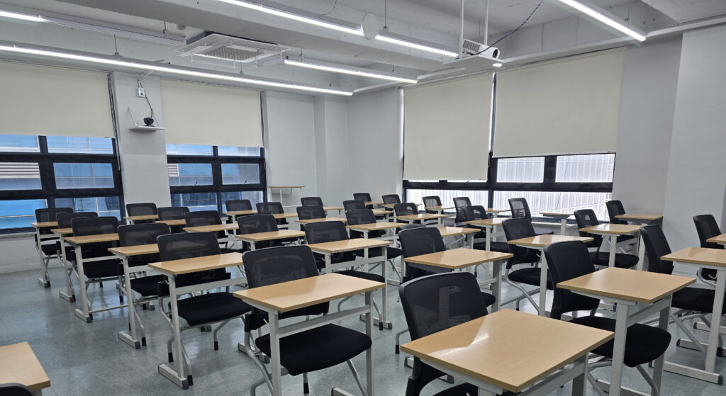 강남 재수학원 강안교육의 깨끗하고 집중하기 좋은 강의실 내부 전경