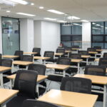 몰입 학습 구조로 재수학원 추천 리스트에 꼽히는 강안교육 대치동 강의실 내부 시설