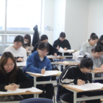 6월 평가원 이후 반수를 시작한 강안교육 반수반 학생들이 모의고사를 치르는 모습