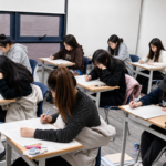 대치동 강안교육 지옥의 파이널 과정에서 학생들이 실제 시험장과 동일한 환경 속에서 수능 실전 훈련을 치르고 있는 모습
