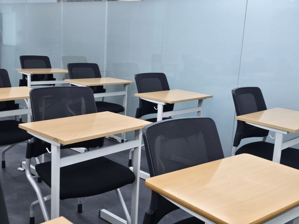 고3 썸머스쿨 여름방학 학습을 위한 강안교육 개별 책상 강의실 전경