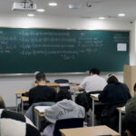 재수반 학생들이 수학 개념 수업에 집중하고 있는 관리형 재수학원 강안교육 강의실